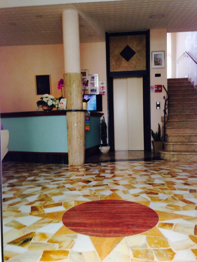 Hotel Lazzarini Bellaria-Igea Marina Bagian luar foto