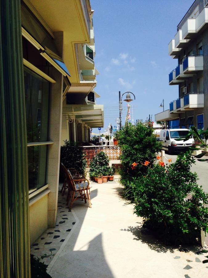Hotel Lazzarini Bellaria-Igea Marina Bagian luar foto