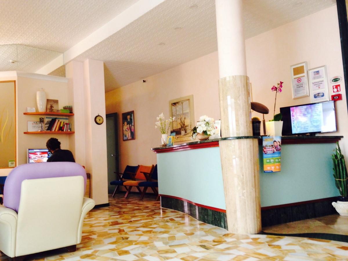 Hotel Lazzarini Bellaria-Igea Marina Bagian luar foto
